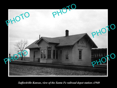 OLD LARGE HISTORIC PHOTO OF STAFFORDVILLE KANSAS, THE RAILROAD DEPOT c1940