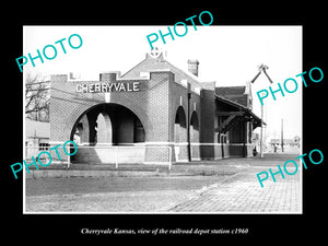 OLD LARGE HISTORIC PHOTO OF CHERRYVALE KANSAS, THE RAILROAD DEPOT STATION c1960