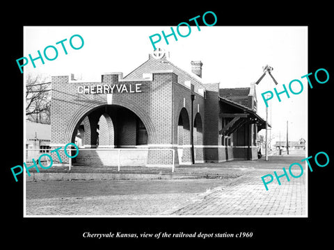 OLD LARGE HISTORIC PHOTO OF CHERRYVALE KANSAS, THE RAILROAD DEPOT STATION c1960