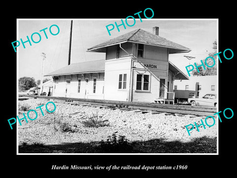 OLD LARGE HISTORIC PHOTO OF HARDIN MISSOURI, THE RAILROAD DEPOT STATION c1960