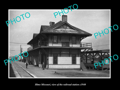 OLD LARGE HISTORIC PHOTO OF ILLMO MISSOURI, THE RAILROAD DEPOT STATION c1940