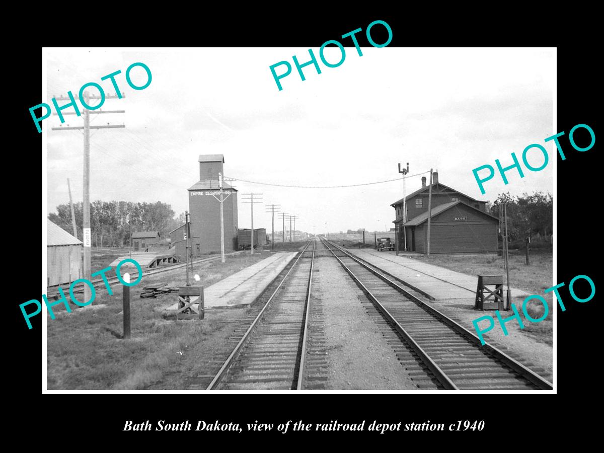 OLD LARGE HISTORIC PHOTO OF BATH SOUTH DAKOTA, THE RAILROAD DEPOT STATION c1940