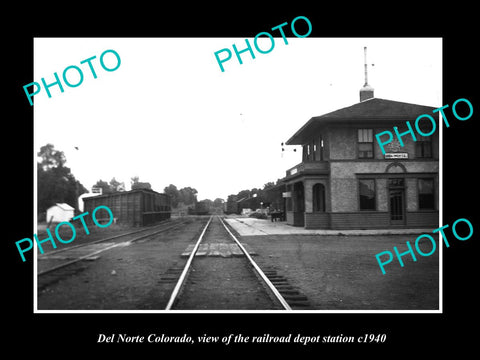 OLD LARGE HISTORIC PHOTO OF DEL NORTE COLORADO, THE RAILROAD DEPOT STATION c1940