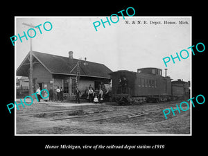 OLD LARGE HISTORIC PHOTO OF HONOR MICHIGAN, THE RAILROAD DEPOT STATION c1910