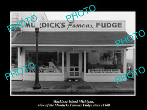 OLD LARGE HISTORIC PHOTO OF MACKINAC ISLAND MICHIGAN, MURDICKS FUDGE STORE c1960