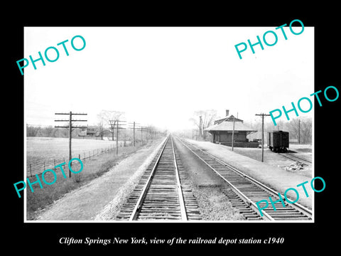 OLD LARGE HISTORIC PHOTO OF DE QUEEN ARKANSAS, THE RAILROAD DEPOT STATION c1940