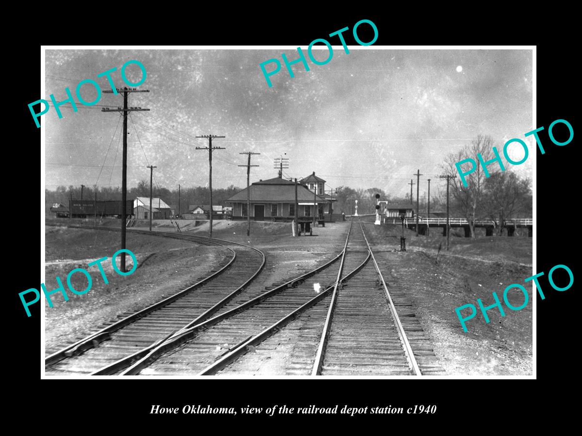 OLD LARGE HISTORIC PHOTO OF HOWE OKLAHOMA, THE RAILROAD DEPOT STATION c1940