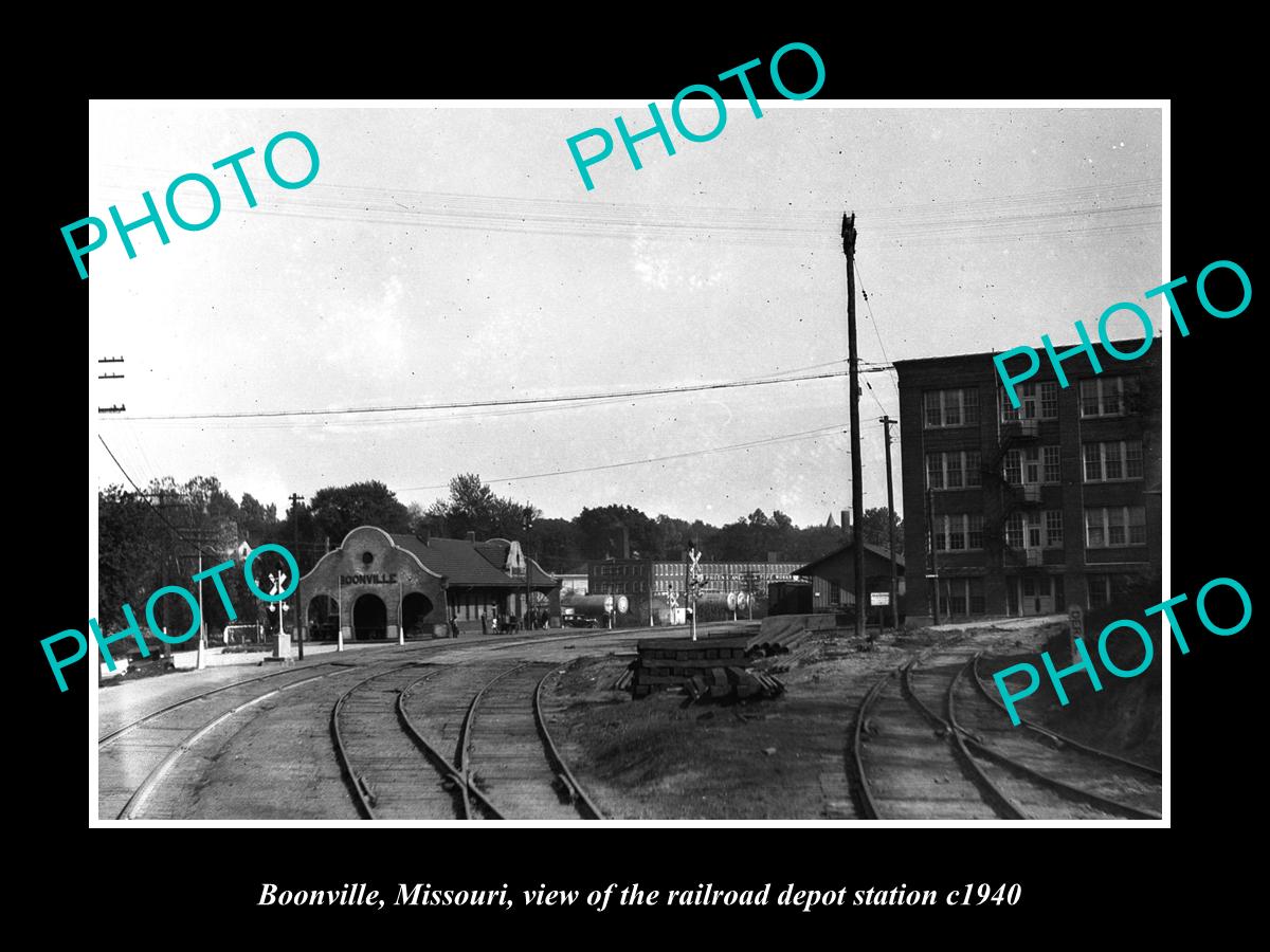 OLD LARGE HISTORIC PHOTO OF BOONVILLE MISSOURI, THE RAILROAD DEPOT STATION c1940