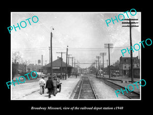 OLD LARGE HISTORIC PHOTO OF BROADWAY MISSOURI, THE RAILROAD DEPOT STATION c1940