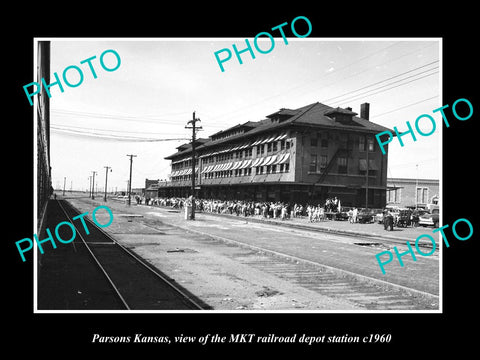 OLD LARGE HISTORIC PHOTO OF PARSONS KANSAS, THE MKT RAILROAD DEPOT STATION c1940