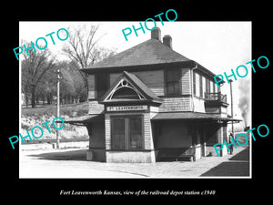 OLD LARGE HISTORIC PHOTO OF FORT LEAVENWORTH KANSAS RAILROAD DEPOT STATION c1940