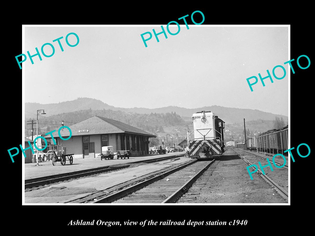 OLD LARGE HISTORIC PHOTO OF ASHLAND OREGON, THE RAILROAD DEPOT STATION c1940