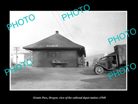 OLD LARGE HISTORIC PHOTO OF GRANTS PASS OREGON RAILROAD DEPOT STATION c1940