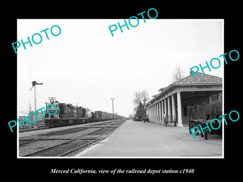 OLD LARGE HISTORIC PHOTO OF MERCED CALIFORNIA, THE RAILROAD DEPOT STATION c1940