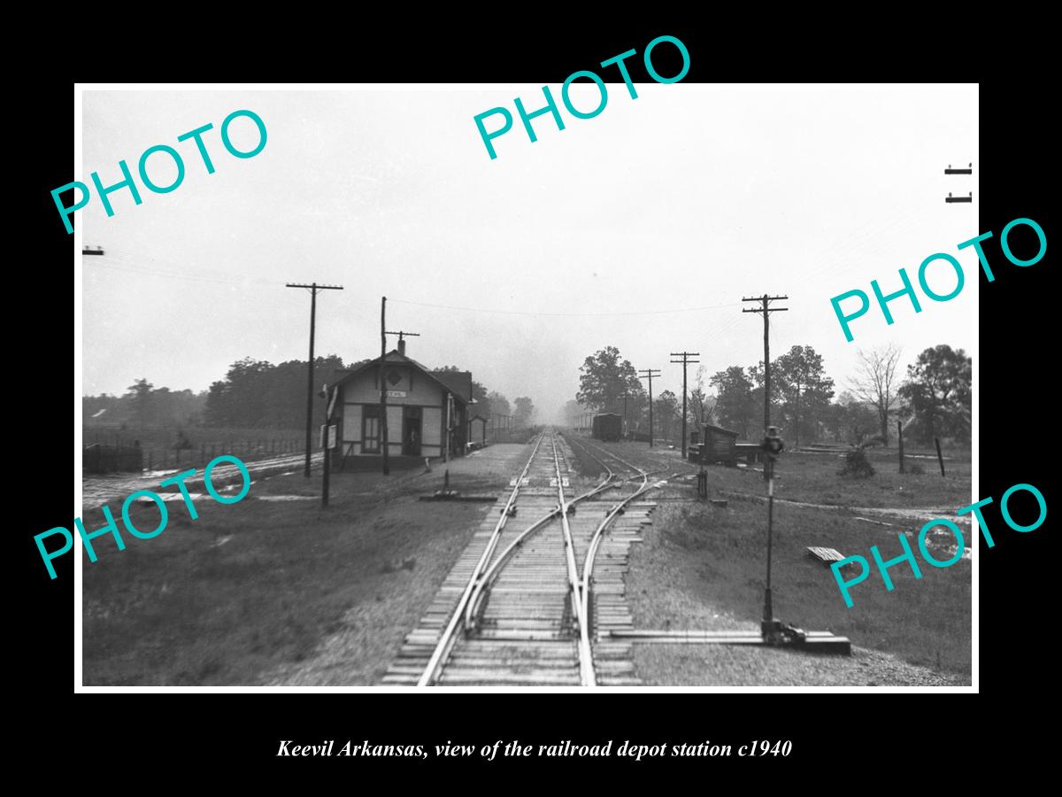 OLD LARGE HISTORIC PHOTO OF KEEVIL ARKANSAS, THE RAILROAD DEPOT STATION c1940