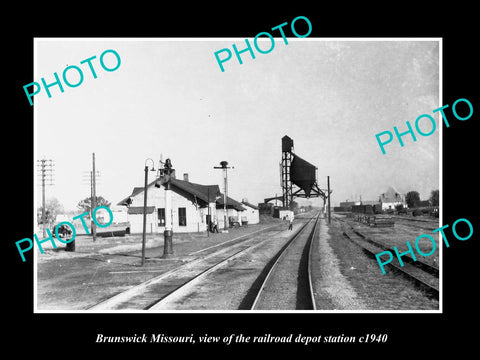 OLD LARGE HISTORIC PHOTO OF BRUNSWICK MISSOURI, THE RAILROAD DEPOT STATION c1940