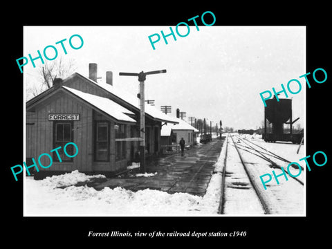 OLD LARGE HISTORIC PHOTO OF FORREST ILLINOIS, THE RAILROAD DEPOT STATION c1940