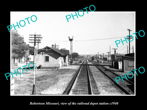 OLD LARGE HISTORIC PHOTO OF ROBERTSON MISSOURI, THE RAILROAD DEPOT STATION c1940