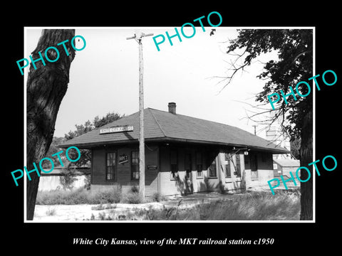 OLD LARGE HISTORIC PHOTO OF WHITE CITY KANSAS, THE MKT RAILROAD STATION c1950