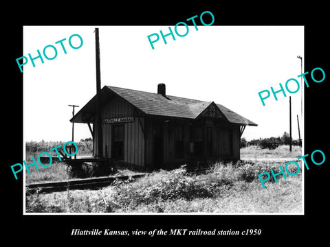 OLD LARGE HISTORIC PHOTO OF HIATTVILLE KANSAS, THE MKT RAILROAD STATION c1950