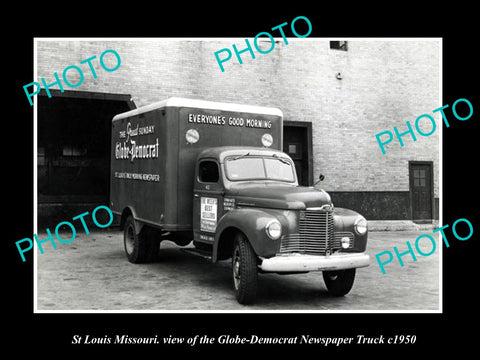 OLD LARGE HISTORIC PHOTO OF ST LOUIS MISSOURI, THE GLOBE NEWSPAPER TRUCK c1950 1