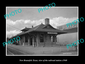 OLD LARGE HISTORIC PHOTO OF NEW BRAUNFELS TEXAS, THE RAILROAD DEPOT c1940