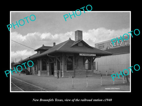 OLD LARGE HISTORIC PHOTO OF NEW BRAUNFELS TEXAS, THE RAILROAD DEPOT c1940