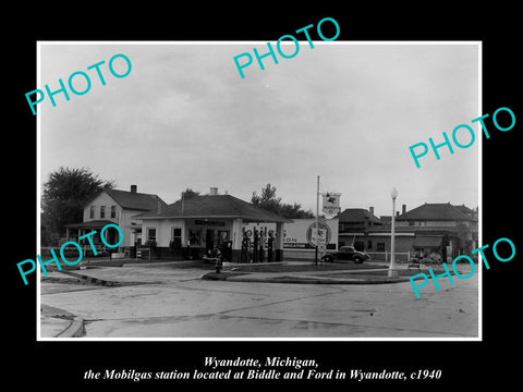 OLD LARGE HISTORIC PHOTO OF WYANDOTTE MICHIGAN, THE MOBIL OIL GAS STATION c1940