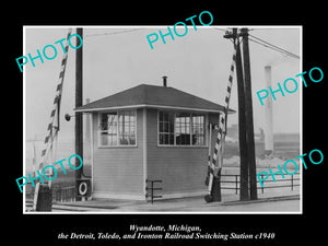 OLD LARGE HISTORIC PHOTO OF WYANDOTTE MICHIGAN, THE DT&I RAILROAD STATION c1940