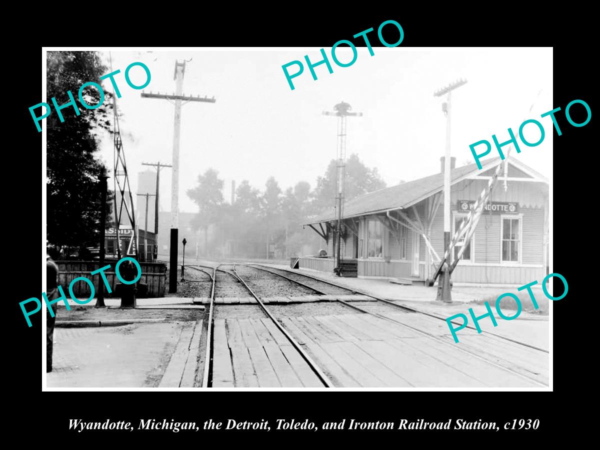 OLD LARGE HISTORIC PHOTO OF WYANDOTTE MICHIGAN, THE DT&I RAILROAD DEPOT c1930