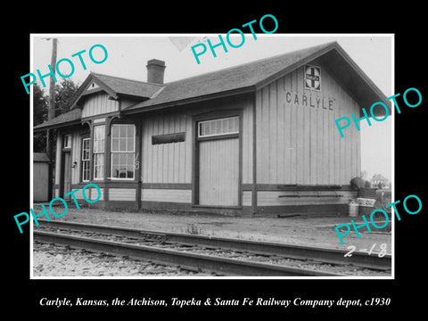 OLD LARGE HISTORIC PHOTO OF CARLYLE KANSAS, SANTA FE RAILROAD DEPOT c1930