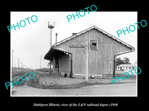 OLD LARGE HISTORIC PHOTO OF DAHLGREN ILLINOIS, THE L&N RAILROAD DEPOT c1940