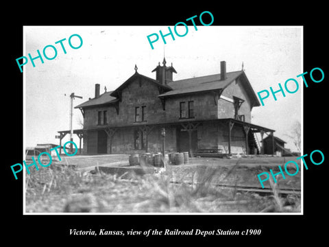 OLD LARGE HISTORIC PHOTO OF VICTORIA KANSAS, THE RAILROAD DEPOT STATION c1900