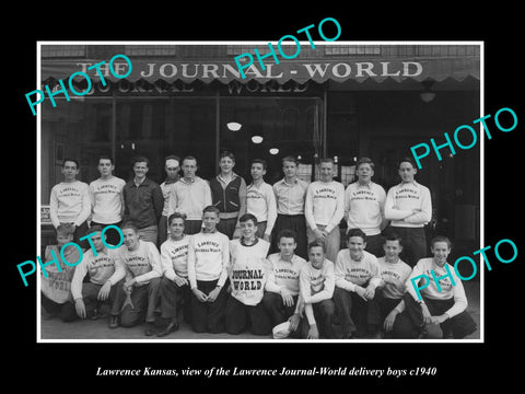 OLD LARGE HISTORIC PHOTO LAWRENCE KANSAS, THE JOURNAL WORLD NEWSPAPER BOYS c1940