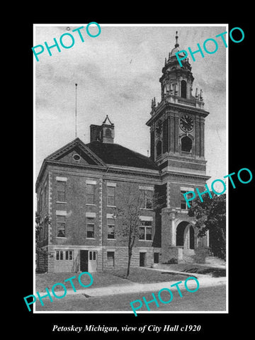 OLD LARGE HISTORIC PHOTO OF PETOSKEY MICHIGAN, VIEW OF THE CITY HALL c1920