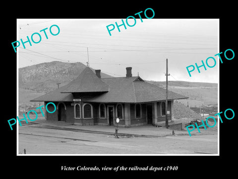 OLD LARGE HISTORIC PHOTO OF VICTOR COLORADO, VIEW OF THE RAILROAD DEPOT c1940