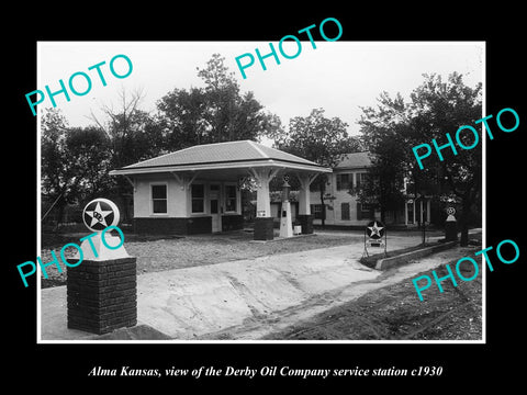 OLD LARGE HISTORIC PHOTO OF ALMA KANSAS, THE DERBY OIL Co SERVICE STATION c1930