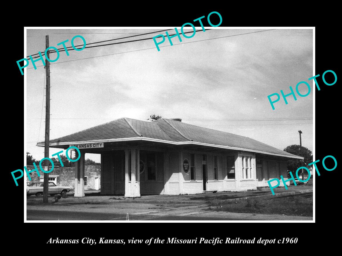 OLD LARGE HISTORIC PHOTO OF ARKANSAS CITY KANSAS, THE MP RAILROAD DEPOT c1960