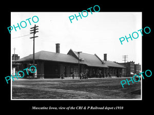 OLD LARGE HISTORIC PHOTO OF MUSCATINE IOWA, THE RAILROAD DEPOT STATION c1910