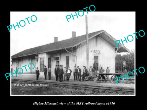 OLD LARGE HISTORIC PHOTO OF HIGBEE MISSOURI, THE MKT RAILROAD DEPOT c1910