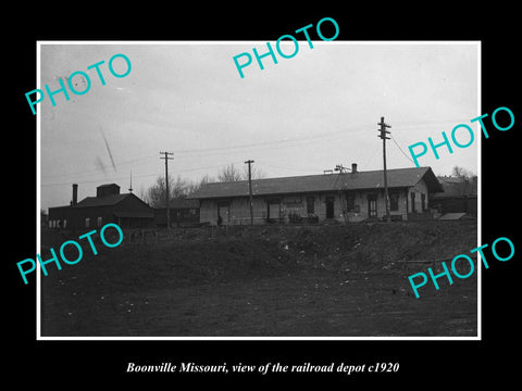 OLD LARGE HISTORIC PHOTO OF BOONVILLE MISSOURI, THE RAILROAD DEPOT STATION c1920