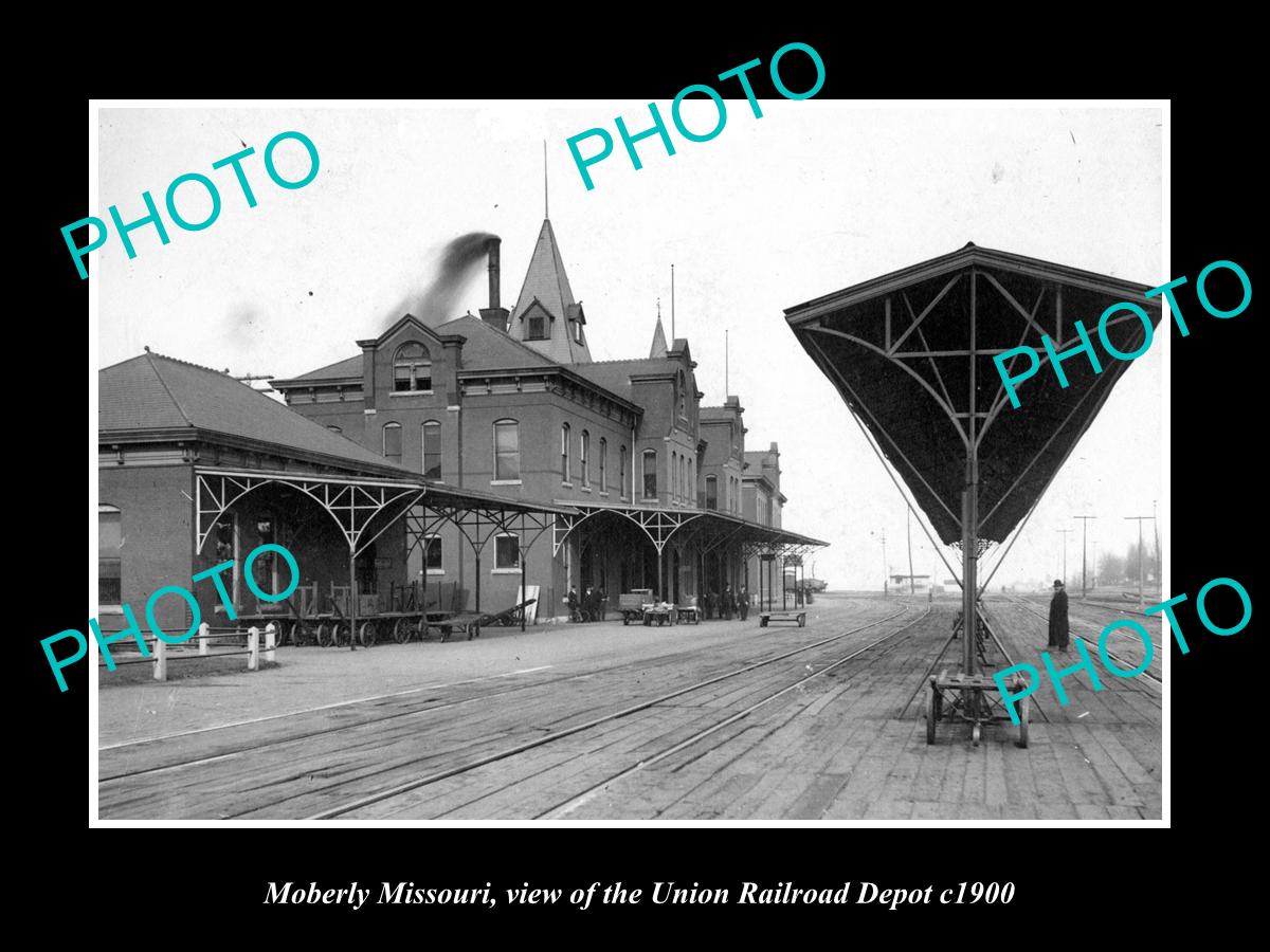 OLD LARGE HISTORIC PHOTO OF MOBERLY MISSOURI, THE UNION RAILROAD DEPOT c1900