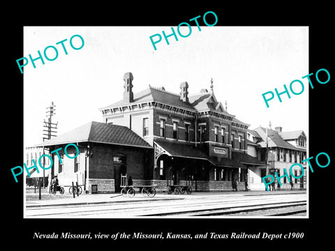 OLD LARGE HISTORIC PHOTO OF NEVADA MISSOURI, THE MK&T RAILROAD DEPOT c1900