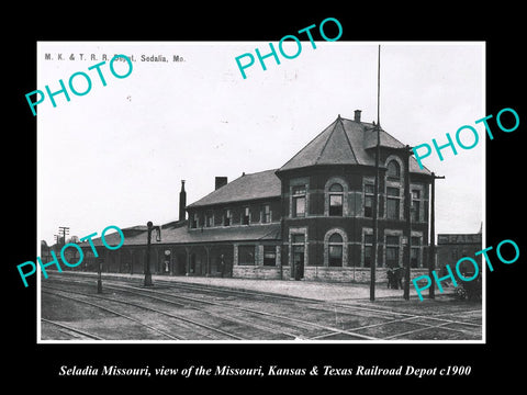 OLD LARGE HISTORIC PHOTO OF SELADIA MISSOURI, THE MK&T RAILROAD DEPOT c1900