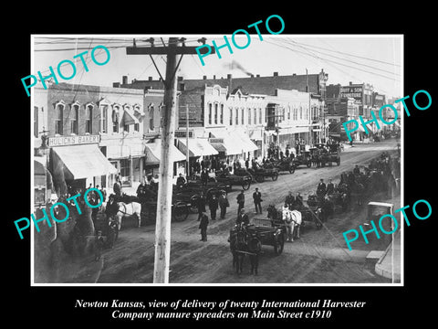 OLD LARGE HISTORIC PHOTO OF NEWTON KANSAS, INTERNATIONAL HARVESTER SPREADER 1910