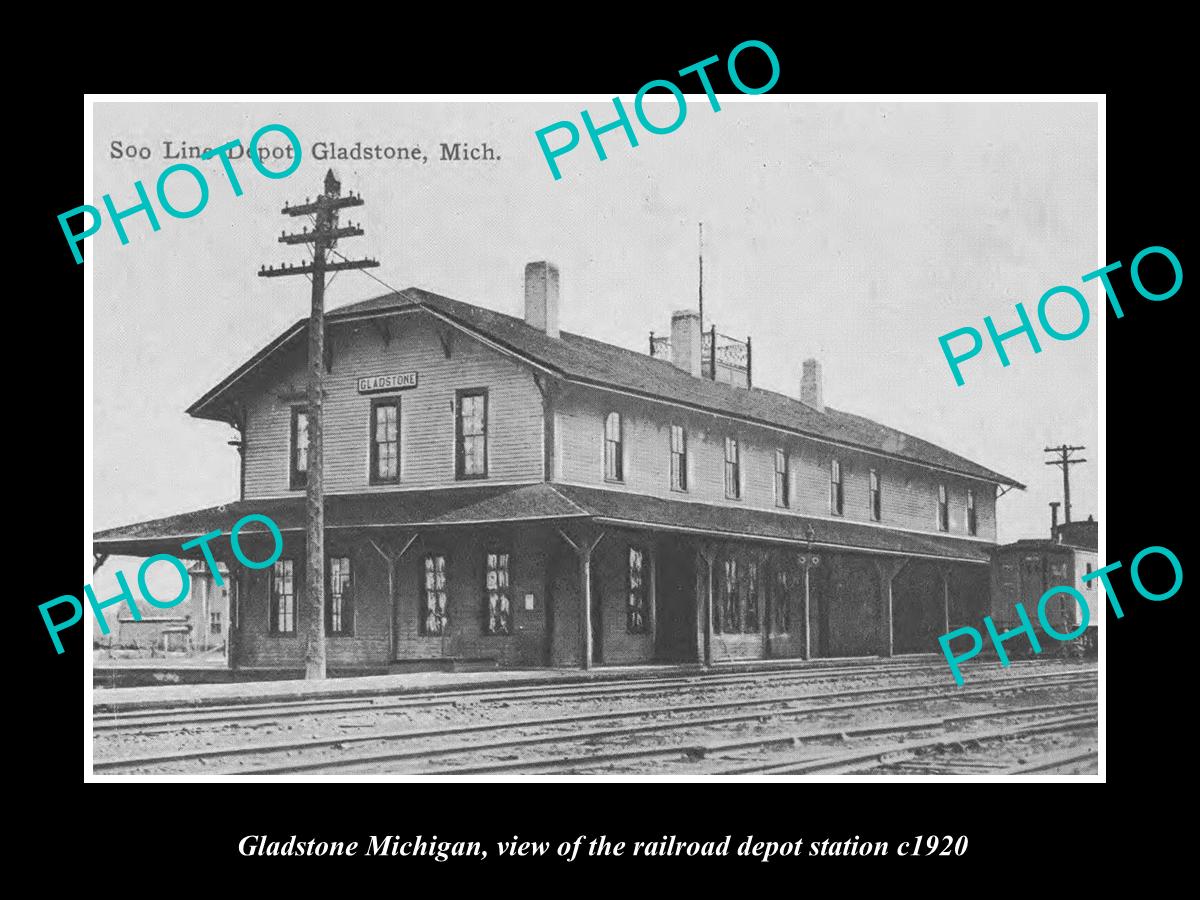 OLD LARGE HISTORIC PHOTO OF GLADSTONE MICHIGAN, THE RAILROAD DEPOT STATION c1920