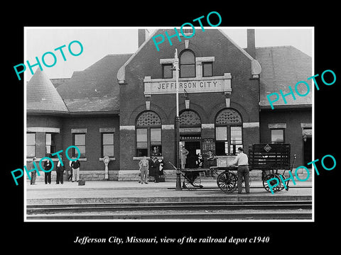 OLD LARGE HISTORIC PHOTO OF JEFFERSON CITY MISSOURI, THE RAILROAD DEPOT c1940