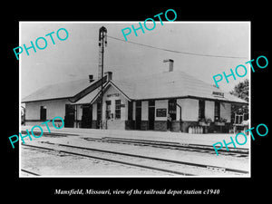 OLD LARGE HISTORIC PHOTO OF MANSFIELD MISSOURI, THE RAILROAD DEPOT STATION c1940