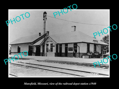 OLD LARGE HISTORIC PHOTO OF MANSFIELD MISSOURI, THE RAILROAD DEPOT STATION c1940