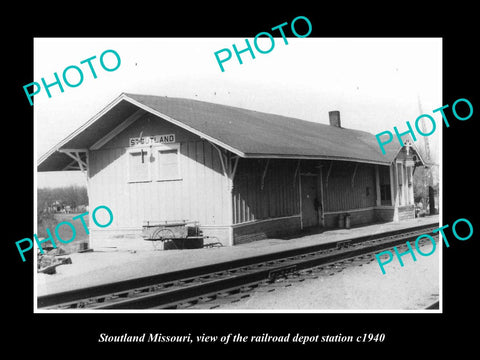 OLD LARGE HISTORIC PHOTO OF STOUTLAND MISSOURI, THE RAILROAD DEPOT STATION c1940